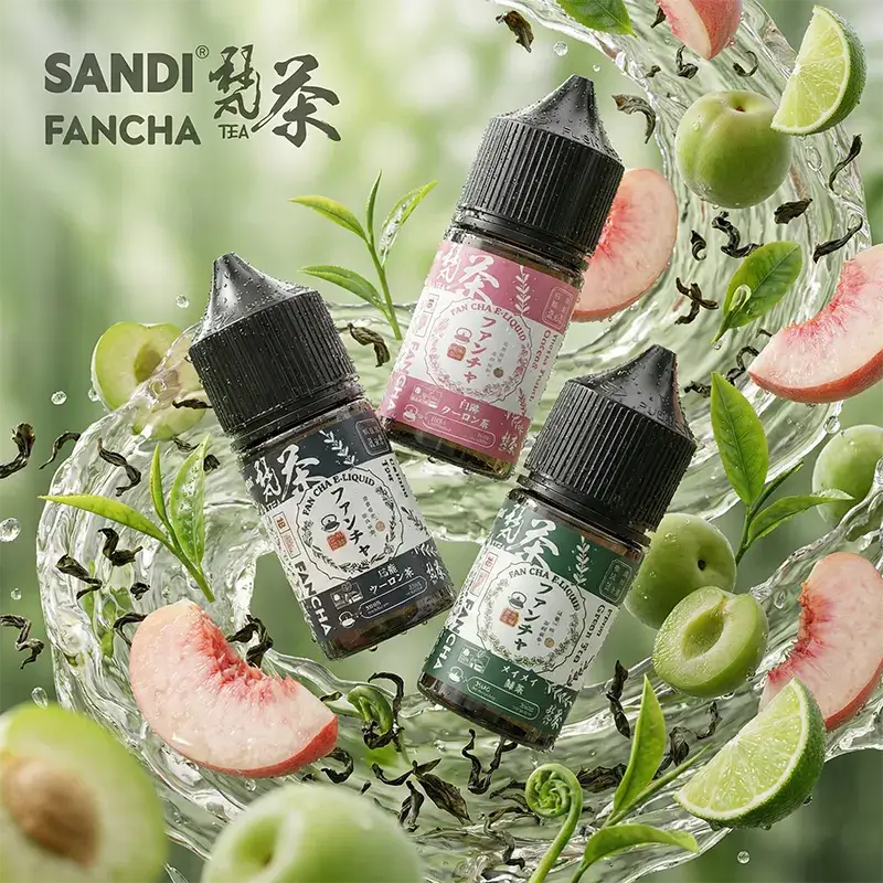 日本 SANDI FANCHA 梵茶系列尼古丁鹽煙油主圖。展示三款熱銷茶飲口味瓶身：烏龍茶 (Oolong)、白桃烏龍 (White Peach Oolong) 與梅梅綠茶 (Plum Green Tea)。背景伴隨動態水花、新鮮茶葉、蜜桃與青梅，強調清新擬真的茶香特色。
